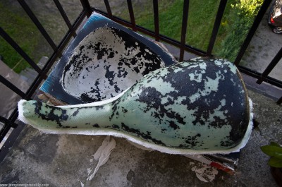 I wreszcie po ciężkiej pracy z żywicą i tkaniną szklaną, oraz po kilku godzinach schnięcia coś, co zaczęło przypominać lutnię ukazało się moim oczom :)