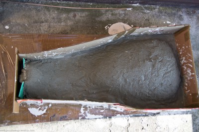 Matryca została wykonana z gipsu, zaprawy cementowej, a po wyschnięciu odwrócona właściwą stroną do góry i wszystkie puste przestrzenie wypełniłem pianką montażową.