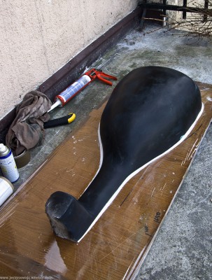 Ułożenie na płaskiej powierzchni, zabezpieczenie łączenia, woskowanie i nałożenie warstwy silikonu w sprayu.