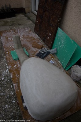 Dorobiona główka i wyszlifowane kopyto.