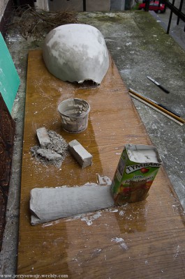 Pierwotny gryf okazał się za delikatny (pękał w rękach), więc trzeba było poczynić nowy.