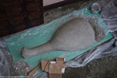 Nałożenie warstwy gipsu budowlanego i kreowanie kształtu.