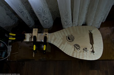 Tak wyglądało klejenie korpusu z płytą.