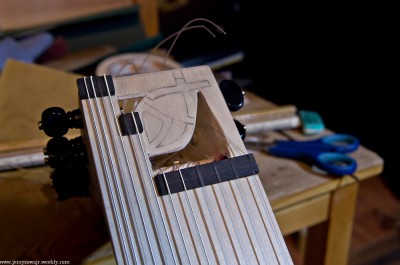 Siodełka jednak zrobiłem z hebanu, tu są wstępnie ponacinane celem dobrania odpowiedniego rozstawu, czyli pierwsza przymiarka.