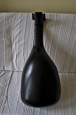 Korpus pokryty czarnym akrylem, następnie czarną emalią matową i znowu akrylem oraz akrylem bezbarwnym o wysokim połysku i satynowany wełną stalową.