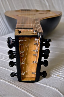 Klucze Grover jak się okazuje nie do końca spełniają swoje zadanie - delikatnie puszczają. Może być to też kwestia ukłądania się instrumentu. Moja oryginalna lutnia zaczęła trzymać strój po około tygodniu.