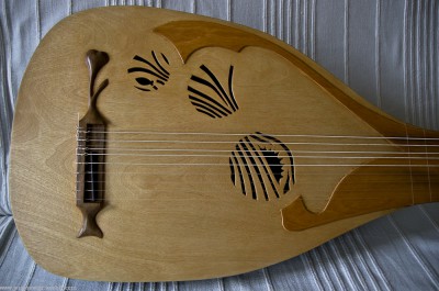 Płyta jest jednak pokryta kilkunastoma warstwami nalewki propolisowej (dla eksperymentu). Nadało to lutni kolor o jaki mi chodziło i dodatkowo gra się niezmiernie miło bo pachnie miodem :P