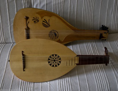 Dla porównania moja i replika renasansowej lutni.