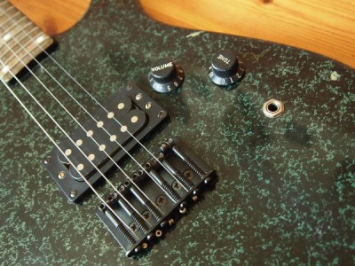 Osprzęt. Nieśmiertelny humbucker Muzy. Wybitnie mi nie leży i nigdy nie leżał. Mostek parszywy - podobny widziałem Klusona za kilka stówek. Drapie po łapie, a o precyzji zapomnijmy. Pot od głośności nie działa. Od tonu działa (o dziwo) ale i tak do wywale