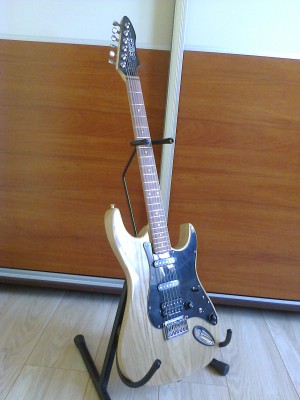 dębowa gitara 2 oak guitar.jpg