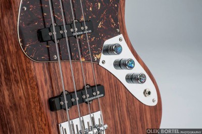 Bubinga Jazz Bass pickupy.jpg