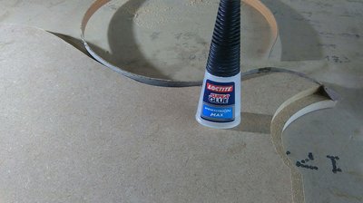 Za pomocą super glue przyklejam obrzeże do szablonu