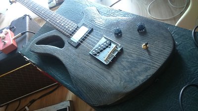 Przetworniki to singiel z japońskiego squiera i co najciekawsze humbucker muza z Defila astera.