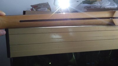 Krzywizna gryfu, szpara w realu ok 1-1,5mm.