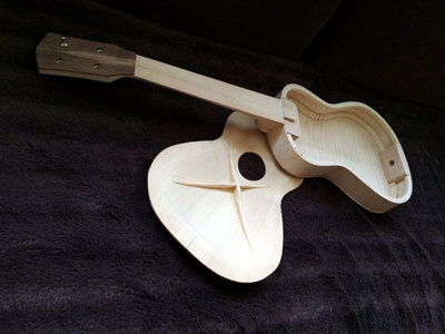 przed zamknięciem archtop ukulele.jpg