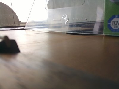 środek płyty wklęsły, możliwe że przesuszony i zawilgocony na zmianę, z założonymi strunami wygląda to jeszcze gorzej
